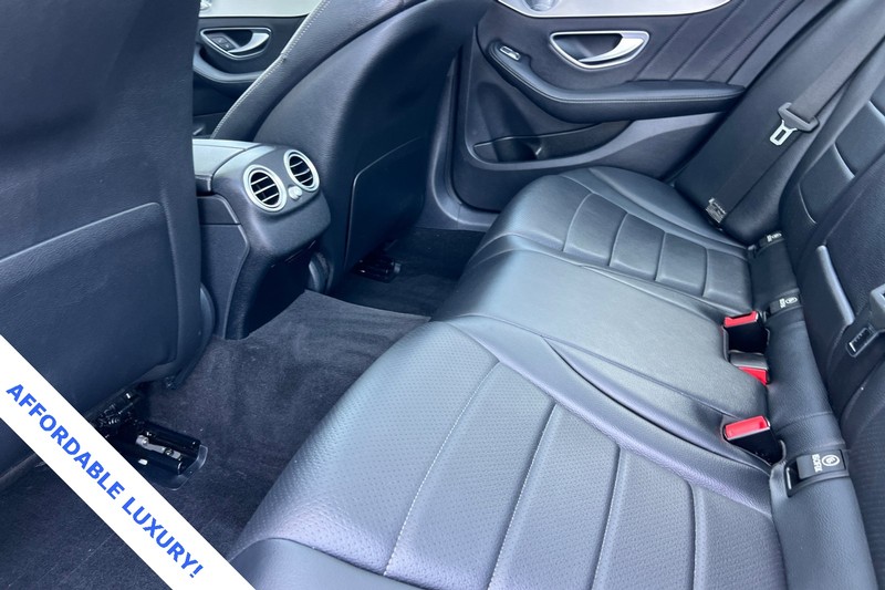 Mercedes-Benz C-Class Vehicle Full-screen Gallery Image 13