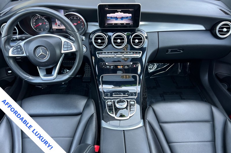 Mercedes-Benz C-Class Vehicle Full-screen Gallery Image 14