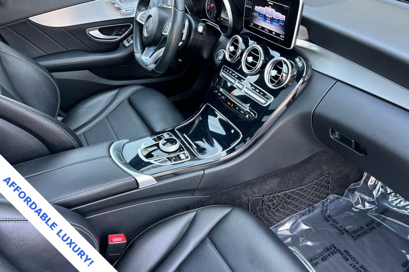 Mercedes-Benz C-Class Vehicle Full-screen Gallery Image 16