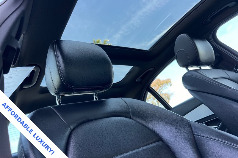 Mercedes-Benz C-Class Vehicle Full-screen Gallery Image 17