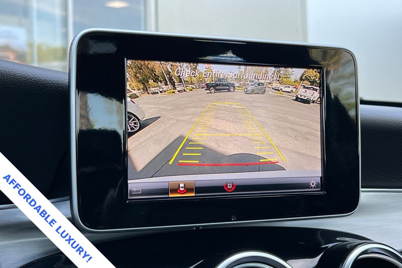 Mercedes-Benz C-Class Vehicle Full-screen Gallery Image 19