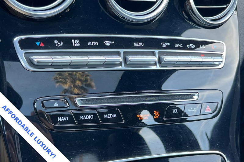 Mercedes-Benz C-Class Vehicle Full-screen Gallery Image 20