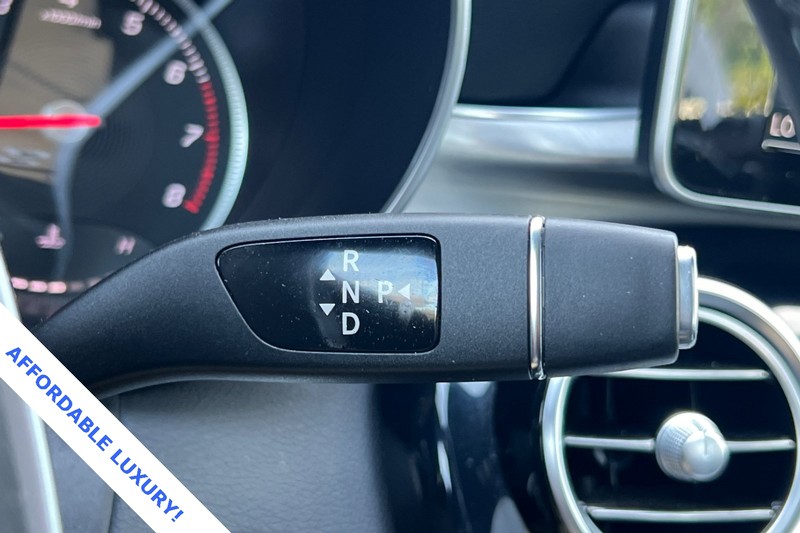 Mercedes-Benz C-Class Vehicle Full-screen Gallery Image 21
