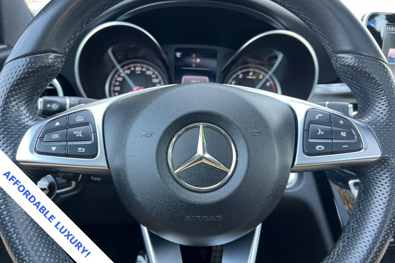 Mercedes-Benz C-Class Vehicle Full-screen Gallery Image 23