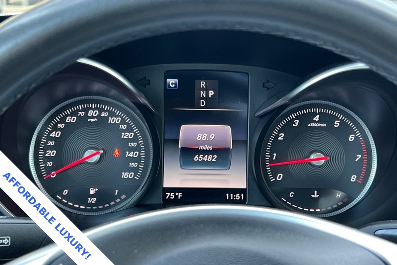 Mercedes-Benz C-Class Vehicle Full-screen Gallery Image 24