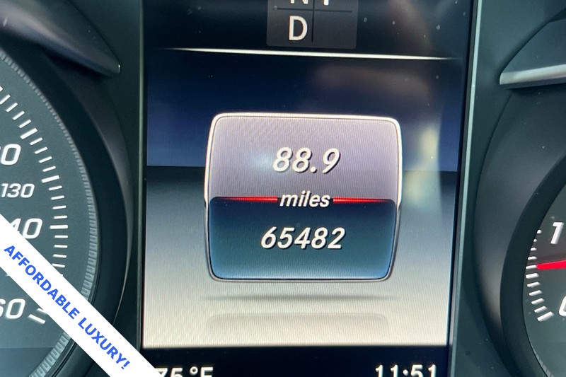 Mercedes-Benz C-Class Vehicle Full-screen Gallery Image 25