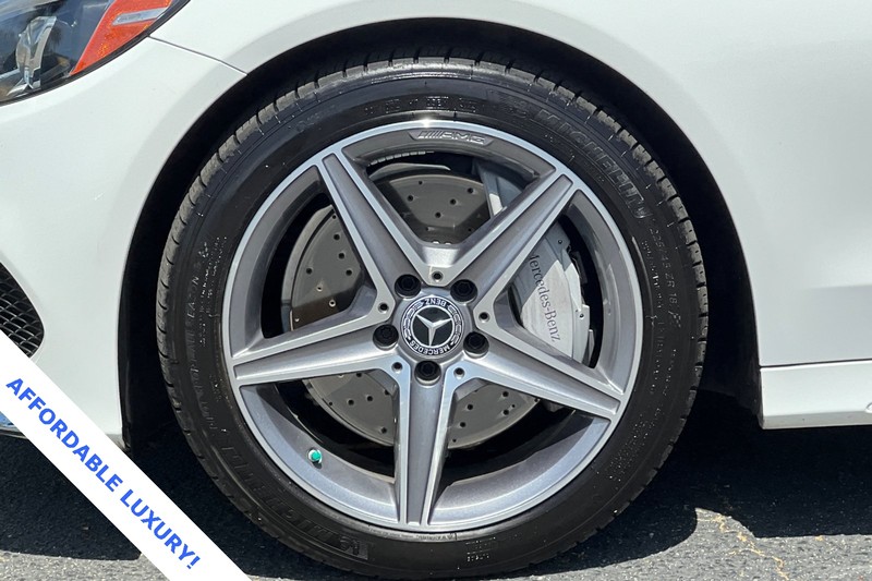Mercedes-Benz C-Class Vehicle Full-screen Gallery Image 26