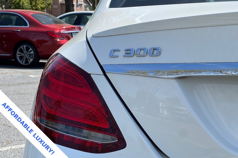 Mercedes-Benz C-Class Vehicle Full-screen Gallery Image 27
