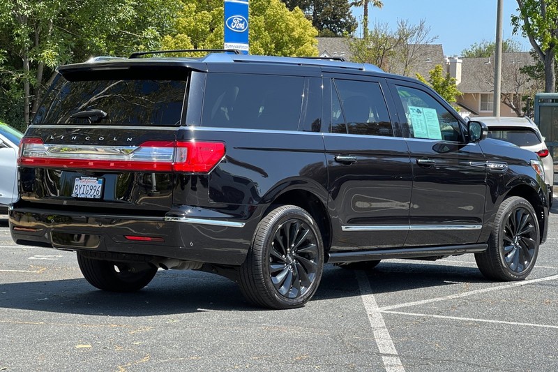 Lincoln Navigator L Vehicle Full-screen Gallery Image 04