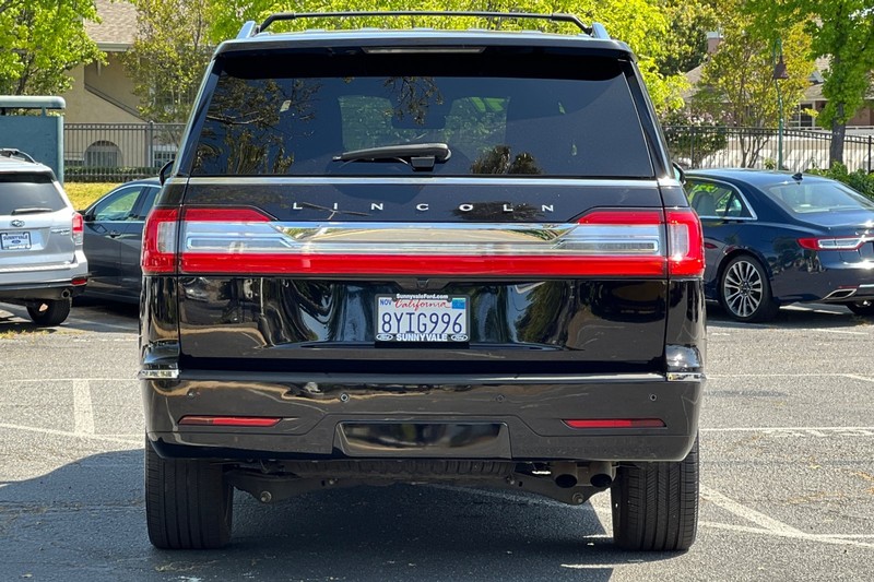 Lincoln Navigator L Vehicle Full-screen Gallery Image 05