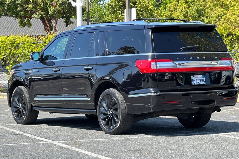 Lincoln Navigator L Vehicle Full-screen Gallery Image 06