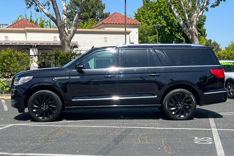 Lincoln Navigator L Vehicle Full-screen Gallery Image 07