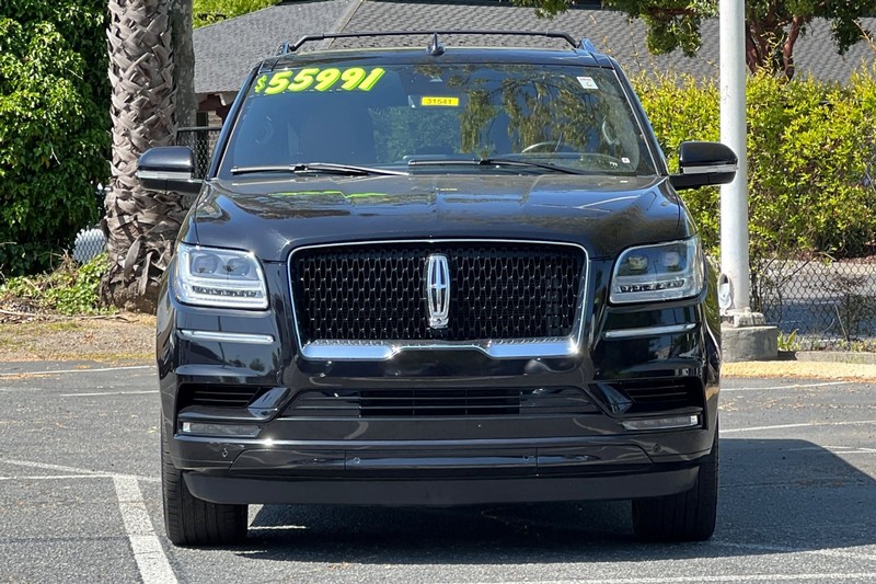 Lincoln Navigator L Vehicle Full-screen Gallery Image 09