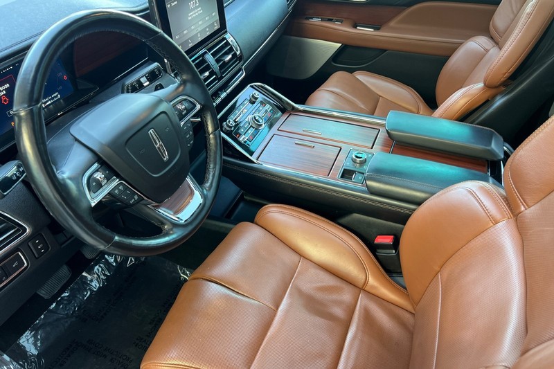 Lincoln Navigator L Vehicle Full-screen Gallery Image 10
