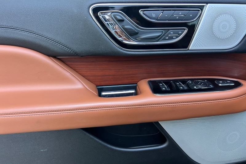 Lincoln Navigator L Vehicle Full-screen Gallery Image 11