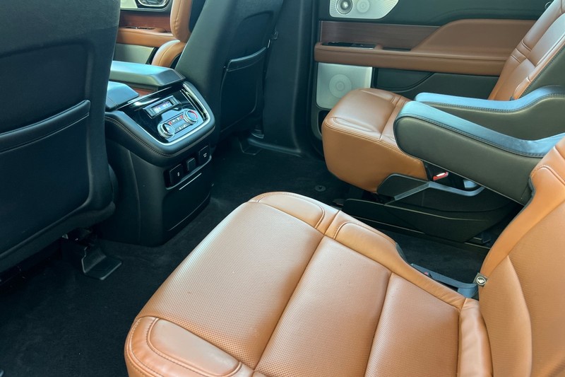 Lincoln Navigator L Vehicle Full-screen Gallery Image 12