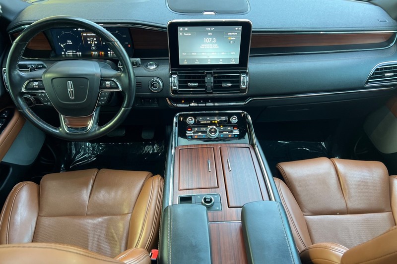 Lincoln Navigator L Vehicle Full-screen Gallery Image 13