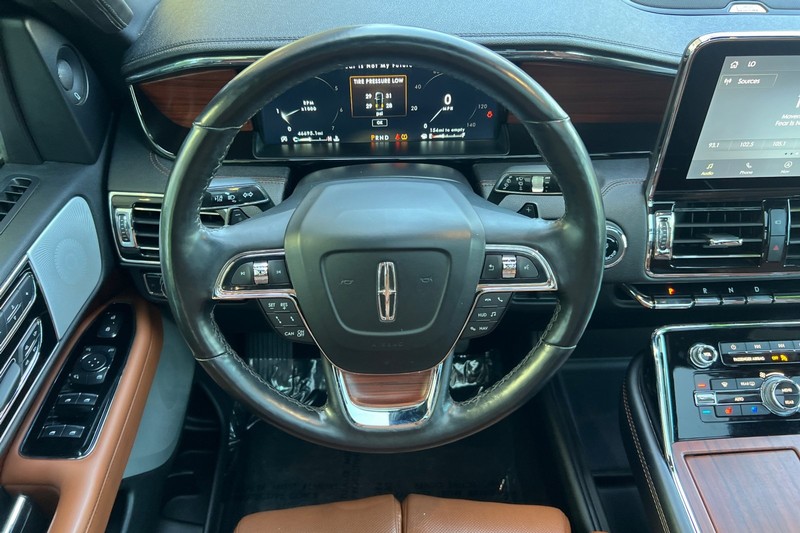 Lincoln Navigator L Vehicle Full-screen Gallery Image 14