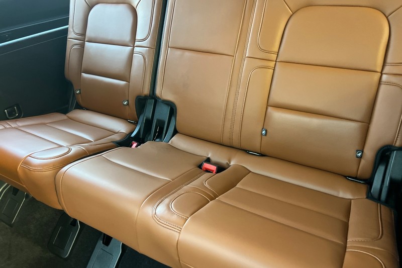 Lincoln Navigator L Vehicle Full-screen Gallery Image 15