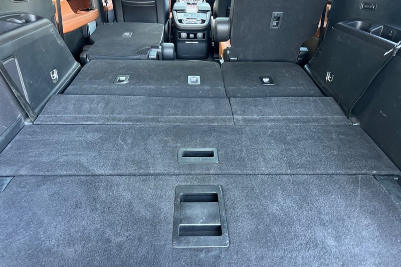 Lincoln Navigator L Vehicle Full-screen Gallery Image 16
