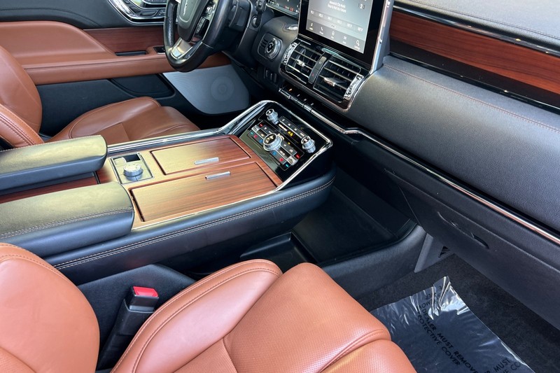 Lincoln Navigator L Vehicle Full-screen Gallery Image 17