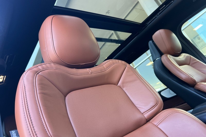 Lincoln Navigator L Vehicle Full-screen Gallery Image 18