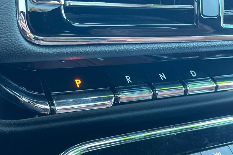 Lincoln Navigator L Vehicle Full-screen Gallery Image 23
