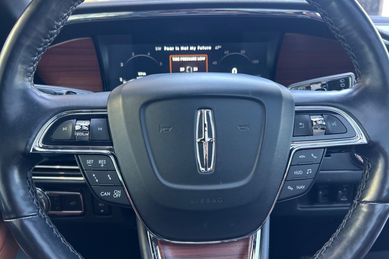 Lincoln Navigator L Vehicle Full-screen Gallery Image 25