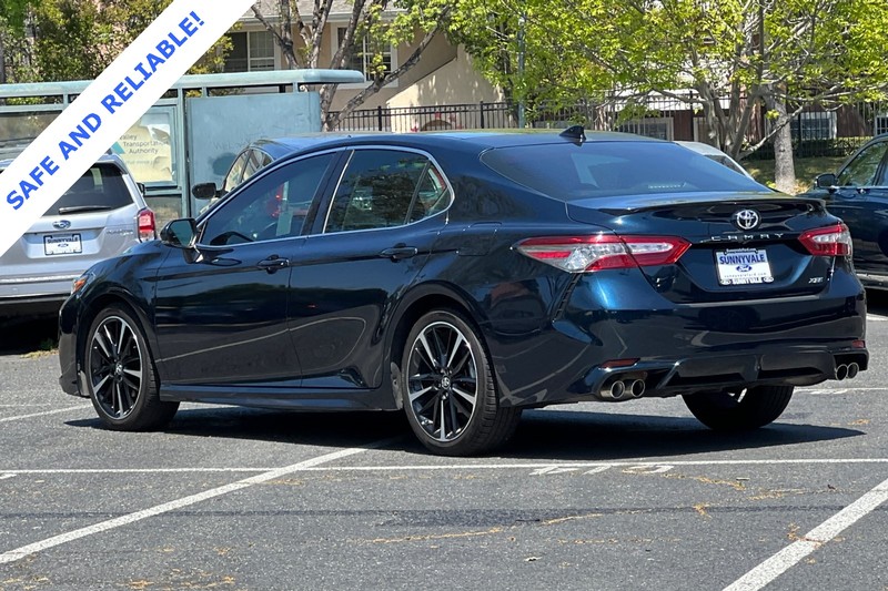 Toyota Camry Vehicle Full-screen Gallery Image 06