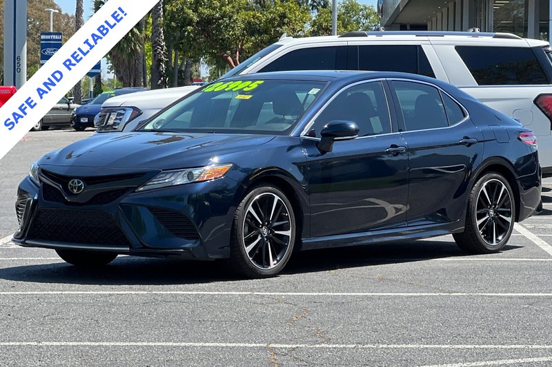 Toyota Camry Vehicle Full-screen Gallery Image 08