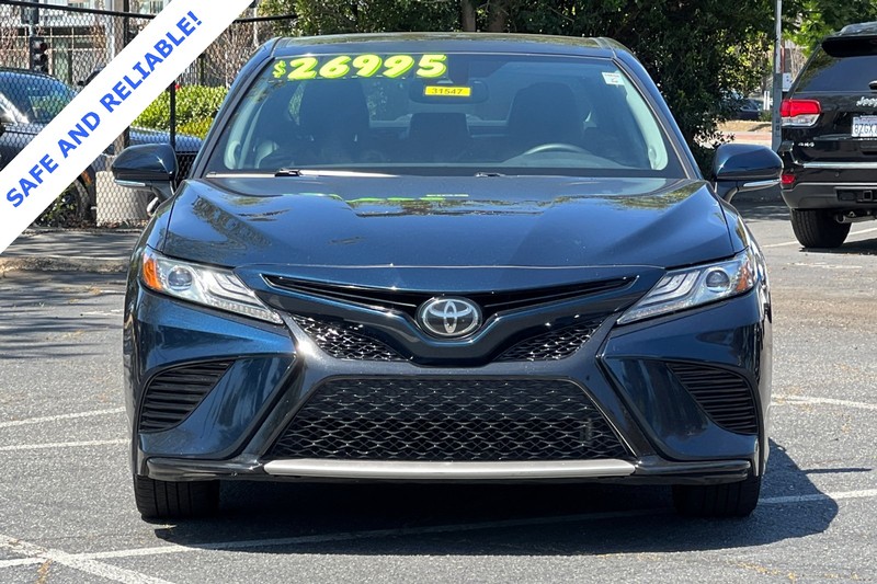 Toyota Camry Vehicle Full-screen Gallery Image 09