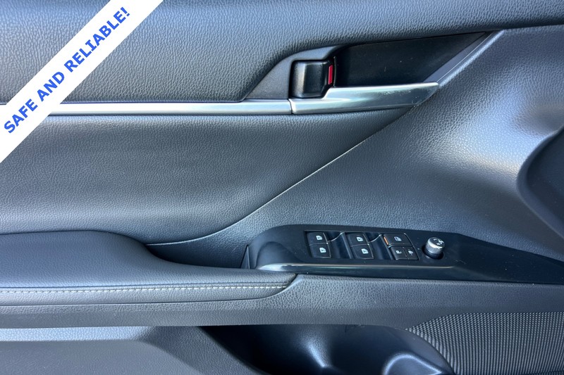 Toyota Camry Vehicle Full-screen Gallery Image 11