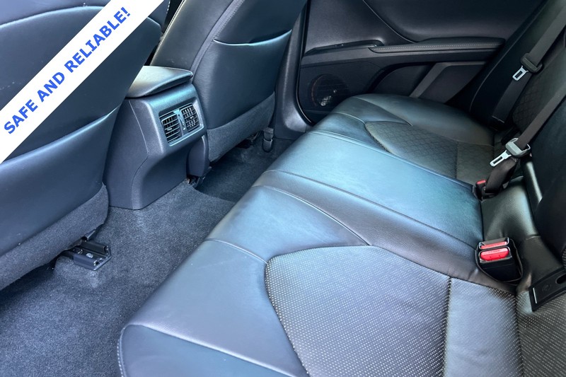 Toyota Camry Vehicle Full-screen Gallery Image 12