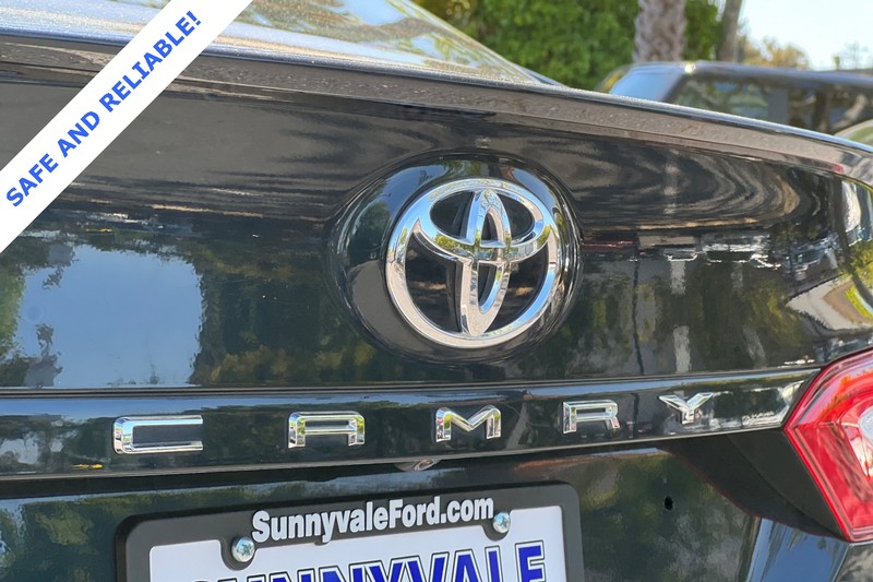 Toyota Camry Vehicle Full-screen Gallery Image 27