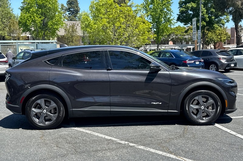 Ford Mustang Mach-E Vehicle Full-screen Gallery Image 03