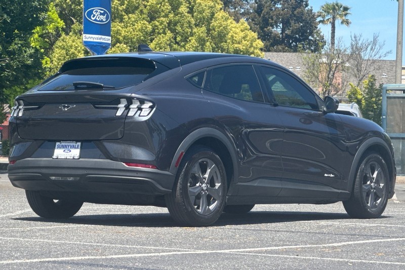 Ford Mustang Mach-E Vehicle Full-screen Gallery Image 04