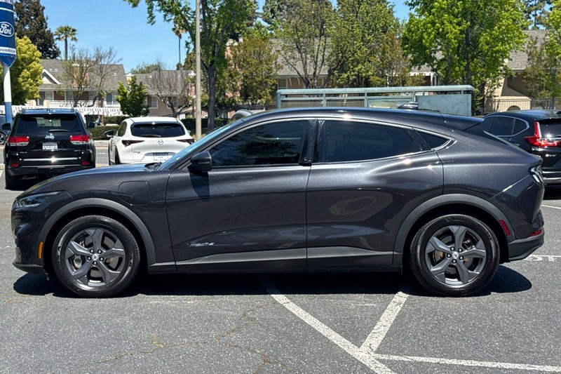 Ford Mustang Mach-E Vehicle Full-screen Gallery Image 08
