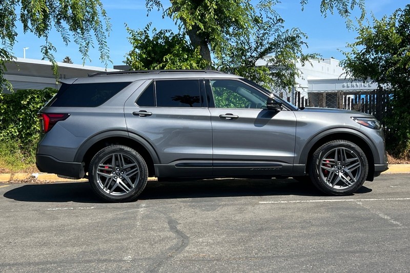 Ford Explorer Vehicle Full-screen Gallery Image 03
