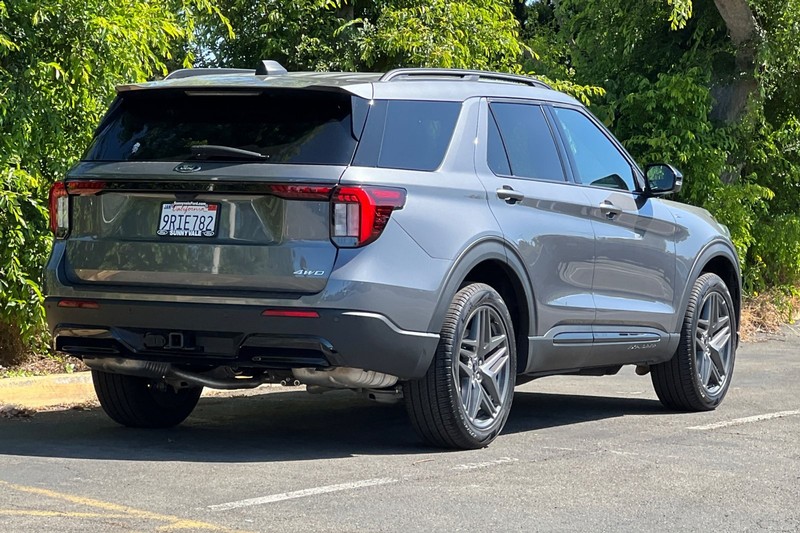 Ford Explorer Vehicle Full-screen Gallery Image 04