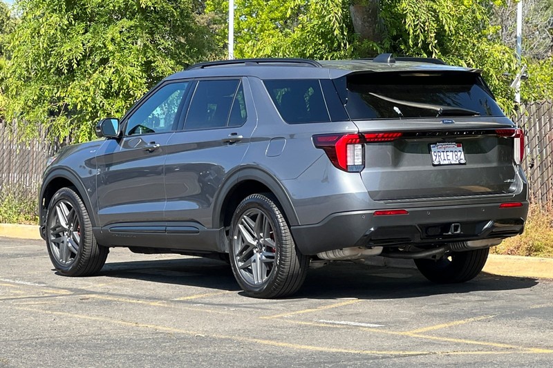 Ford Explorer Vehicle Full-screen Gallery Image 06