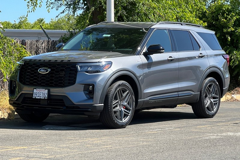 Ford Explorer Vehicle Full-screen Gallery Image 08