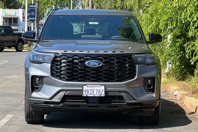 Ford Explorer Vehicle Full-screen Gallery Image 09