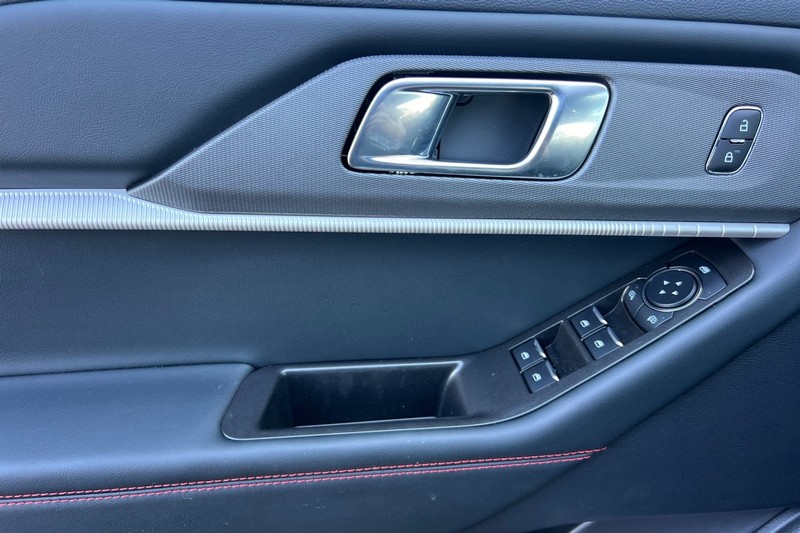 Ford Explorer Vehicle Full-screen Gallery Image 11