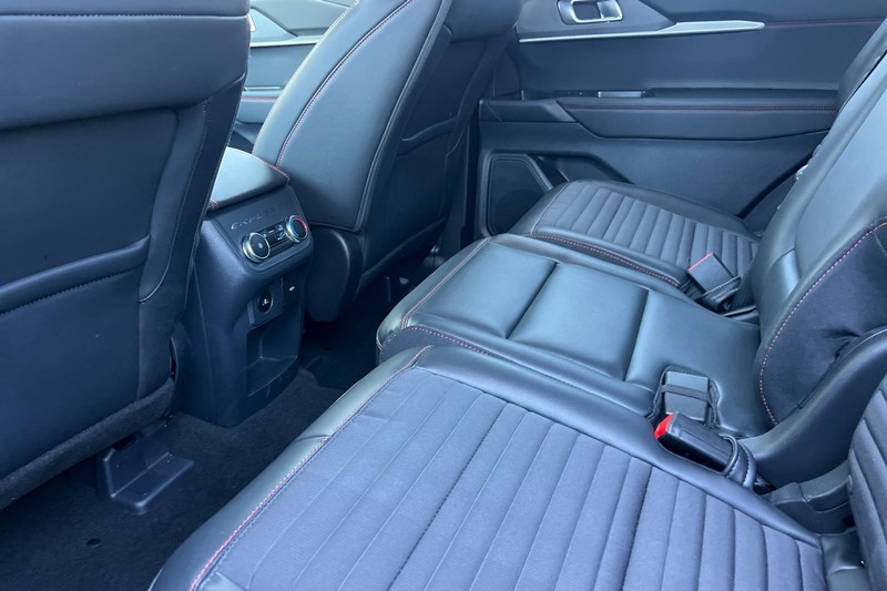 Ford Explorer Vehicle Full-screen Gallery Image 12