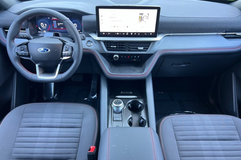 Ford Explorer Vehicle Full-screen Gallery Image 13