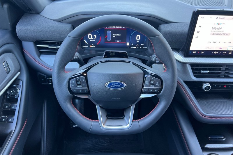 Ford Explorer Vehicle Full-screen Gallery Image 14