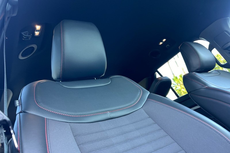 Ford Explorer Vehicle Full-screen Gallery Image 18