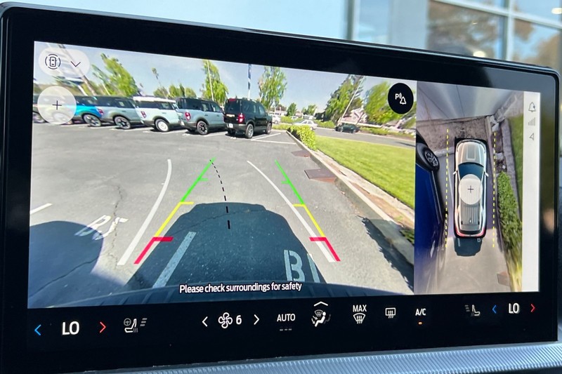 Ford Explorer Vehicle Full-screen Gallery Image 21