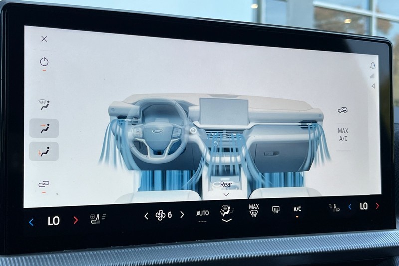 Ford Explorer Vehicle Full-screen Gallery Image 22