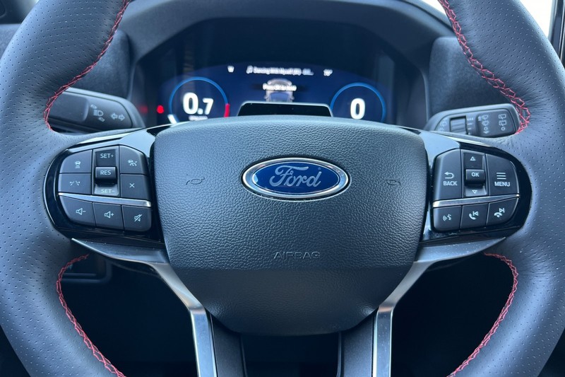 Ford Explorer Vehicle Full-screen Gallery Image 25